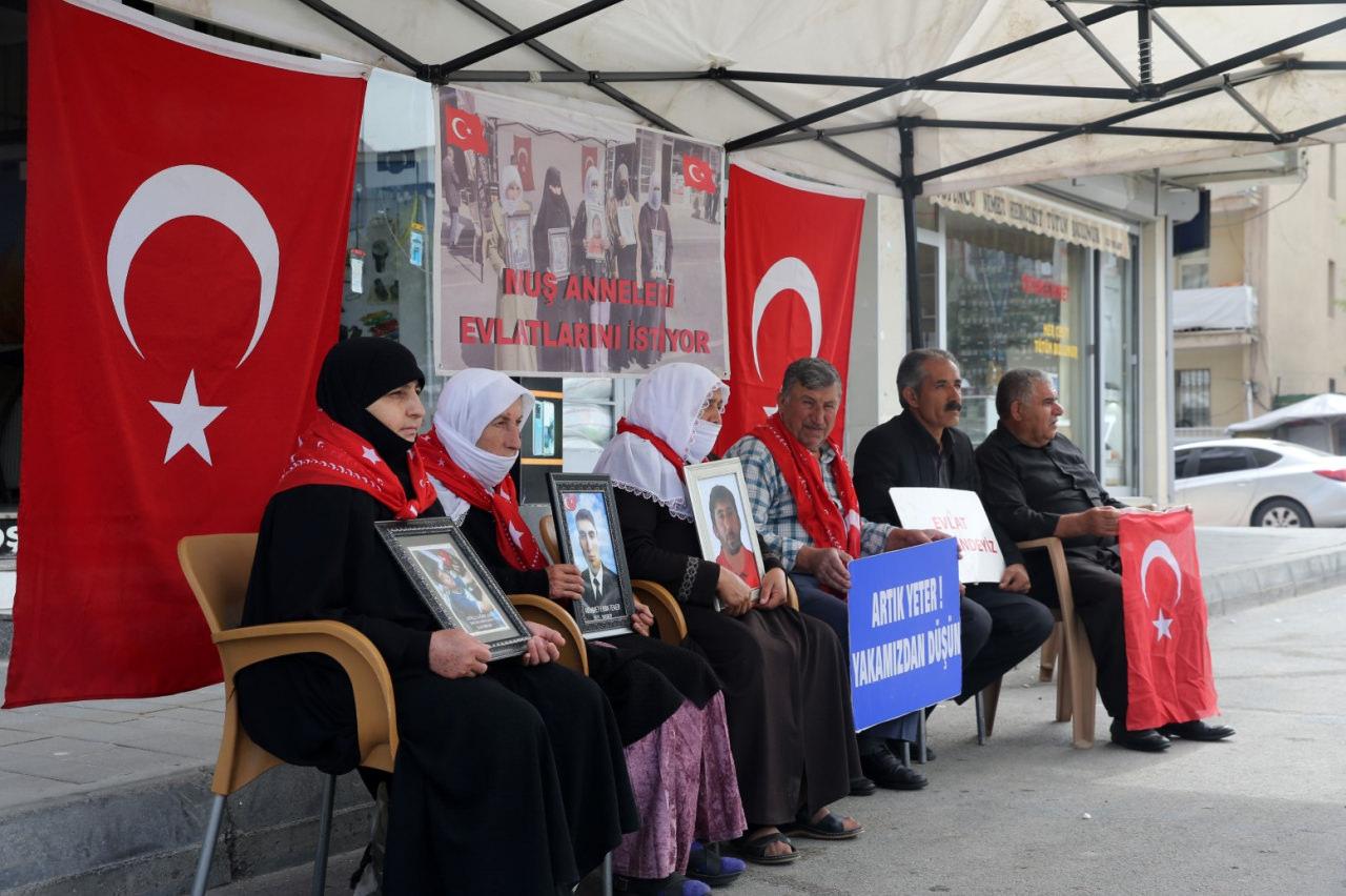 Muşlu ailelerin DEM Parti önündeki 'evlat nöbeti' devam ediyor