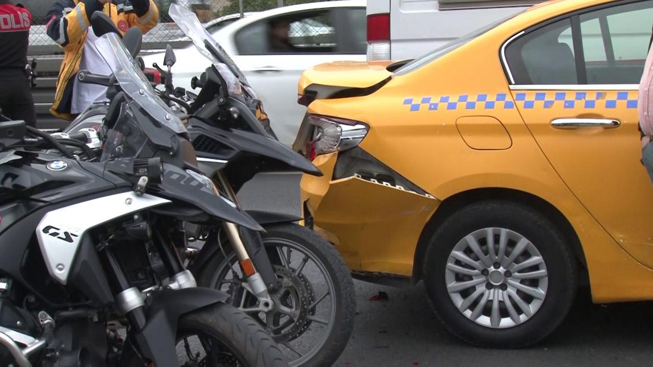 Bakırköy'de motosikletli 2 polis ticari taksiye arkadan çarptı
