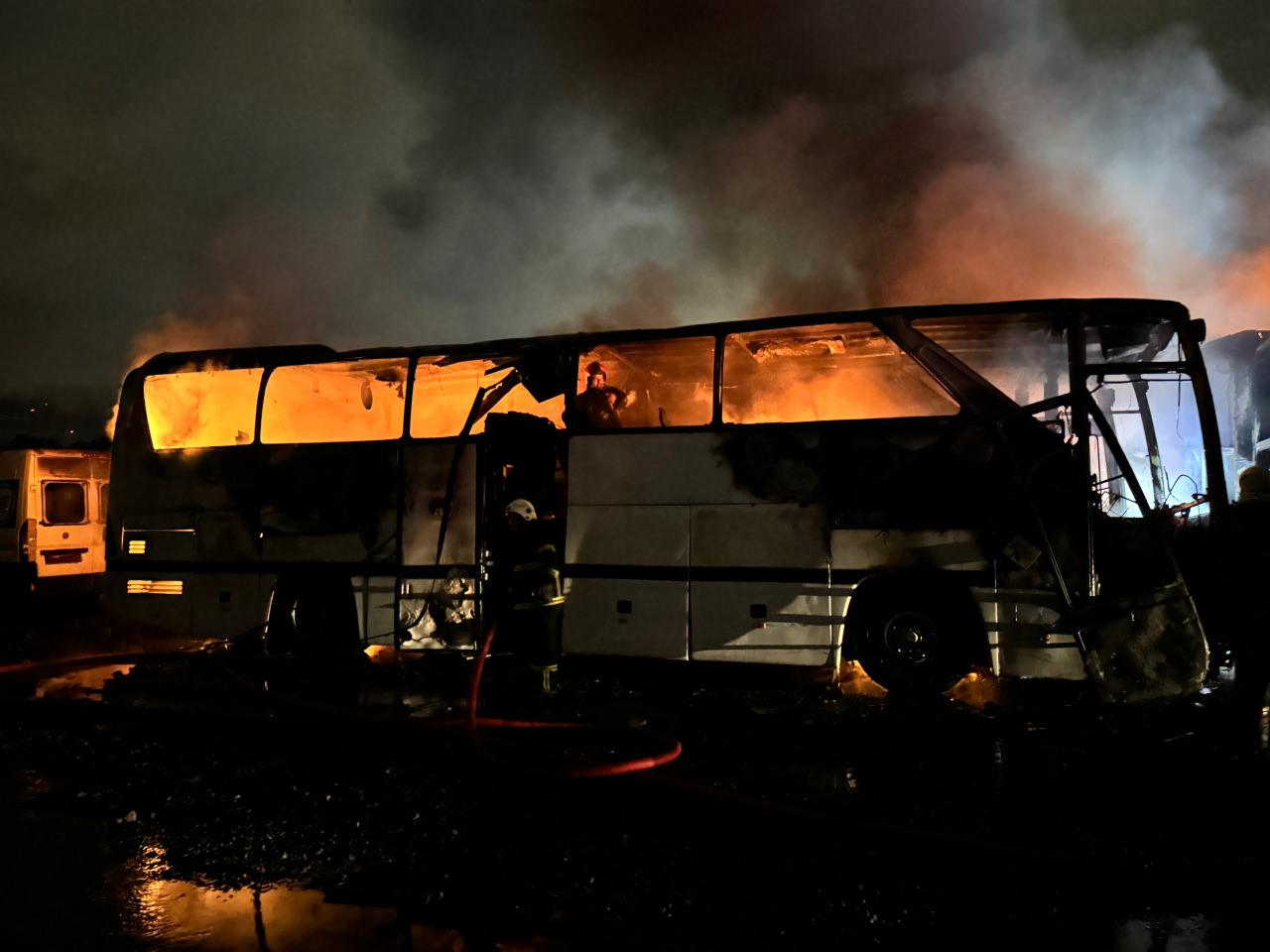 Kocaeli'de açık otoparkta çıkan yangında 14 toplu taşıma aracı yandı
