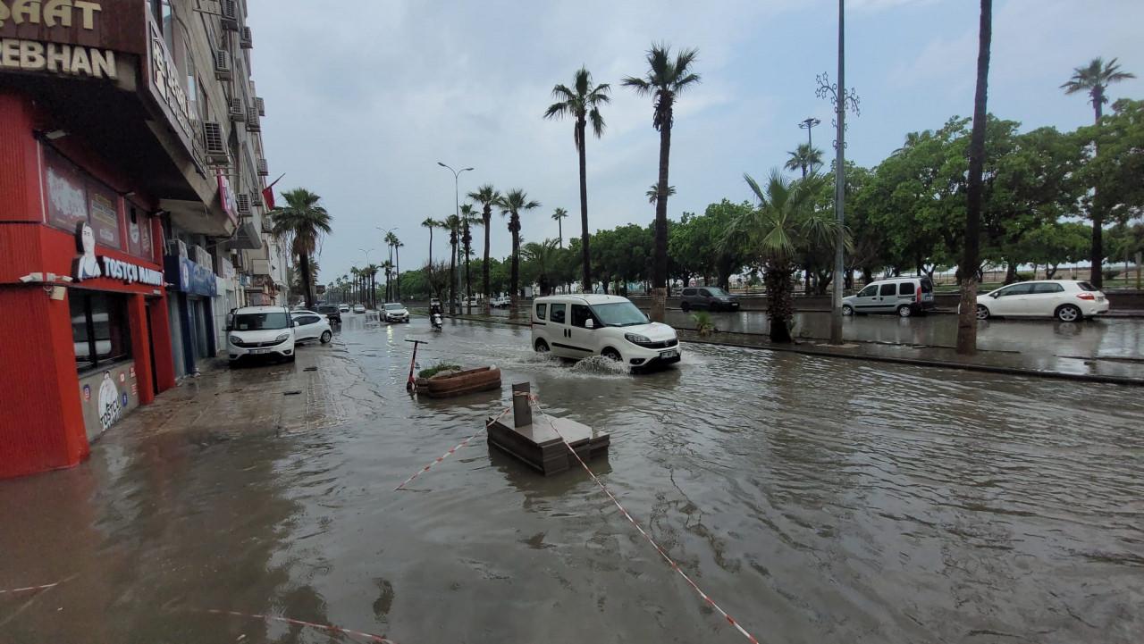 İskenderun'da sağanak: Yollar göle döndü!