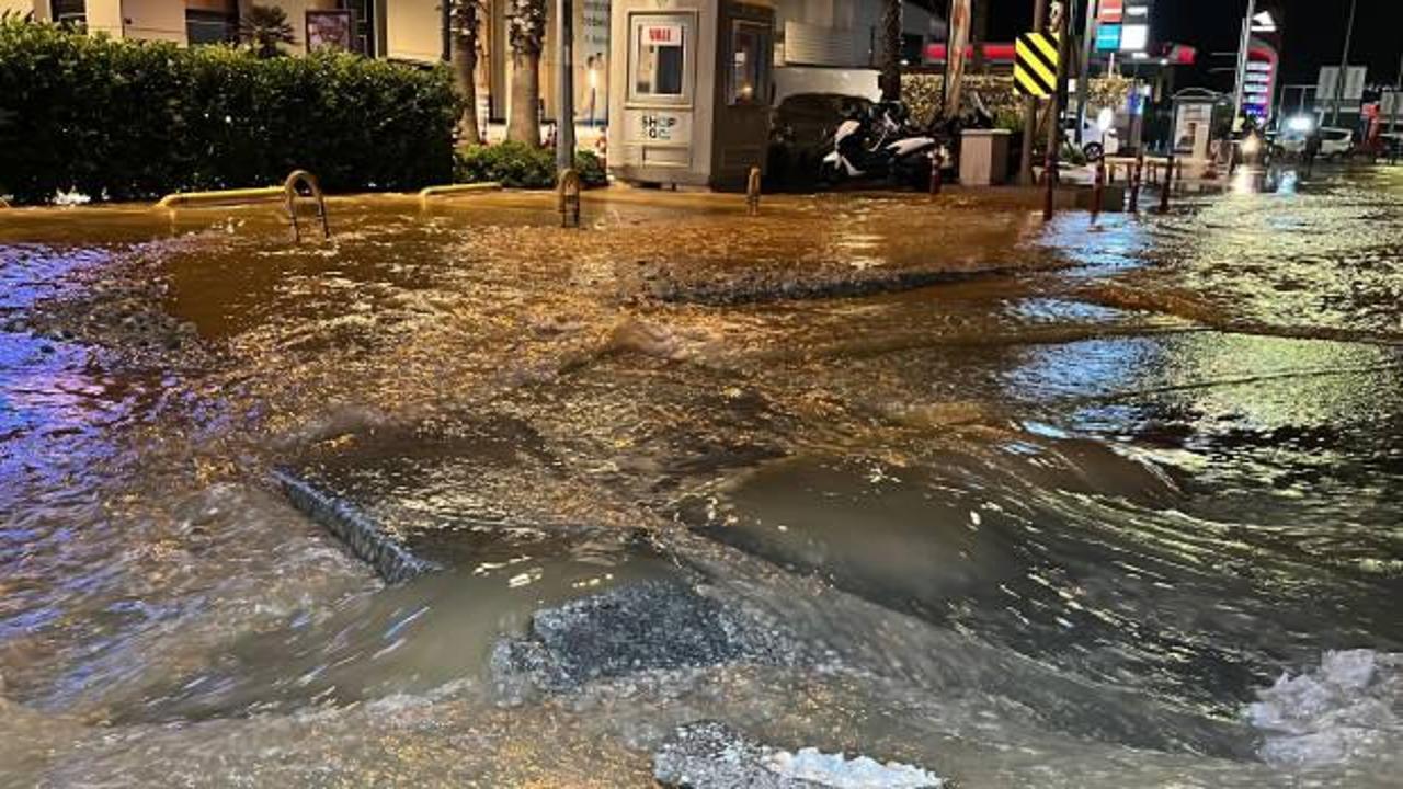 Bodrum’da alışıldık manzara: Ana isale hattı patladı, yollar göle döndü