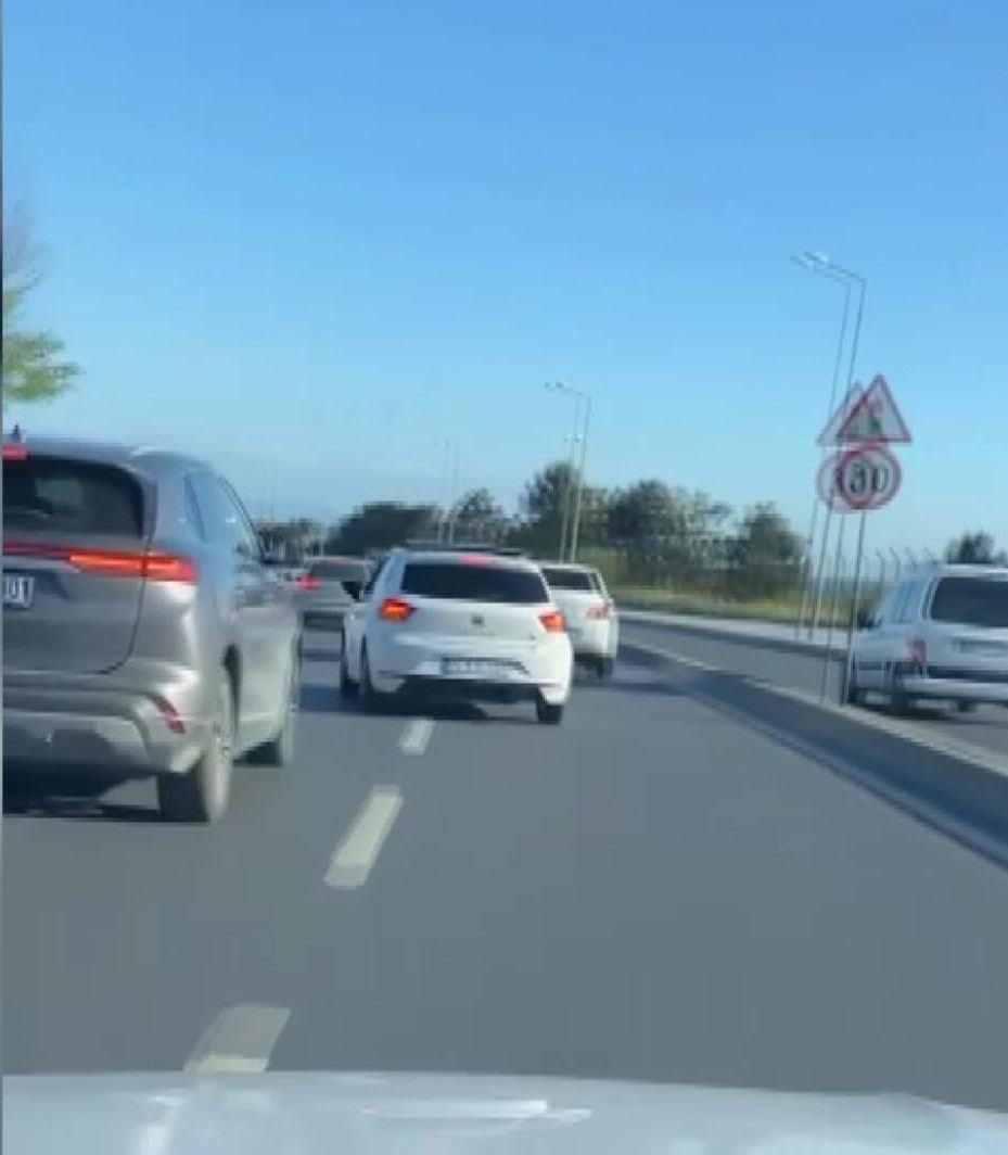 Bakırköy'de makas atarak ilerleyen otomobil kaza yaptı