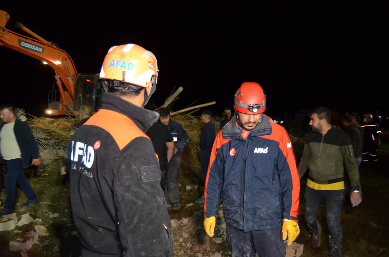 Aksaray'da kerpiçten yapılan ağıl çöktü: 50 hayvan öldü