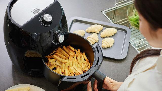 Sadece 10 dakikada hiç ovalama gerektirmeyen airfryer temizleme yöntemi! Airfryer nasıl temizlenir?