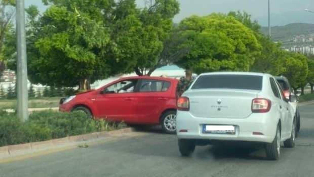 Elazığ’da otomobil ağaca çarptı: Yaralılar var