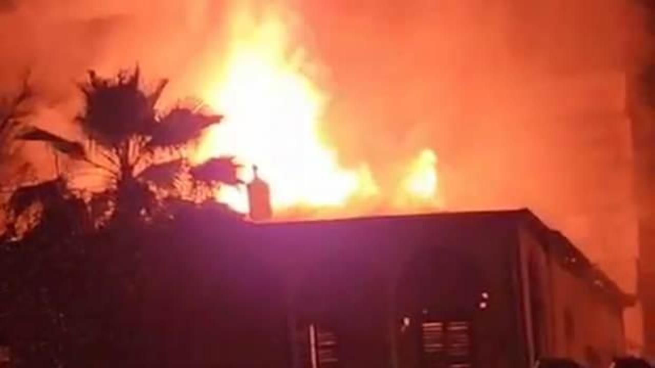 Hatay’da 200 yıllık tarihi bina çıkan yangında kül oldu