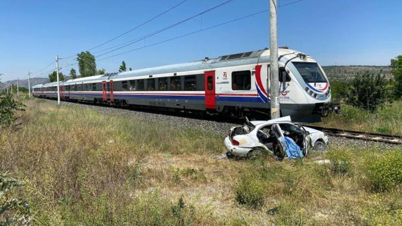 Hemzemin geçitte yolcu treninin çarptığı otomobilin sürücüsü öldü