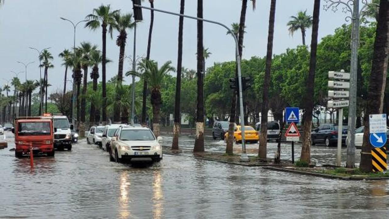İskenderun’da sağanak: Yollar göle döndü!