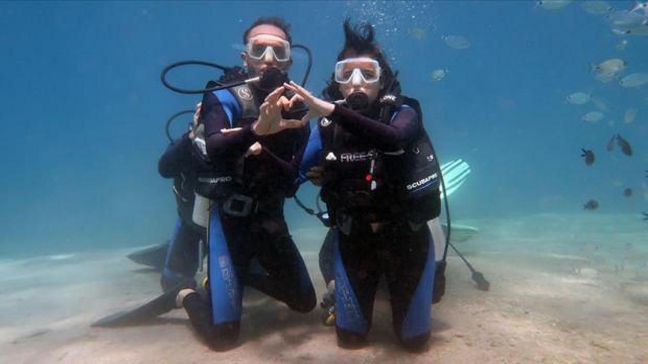 Kız arkadaşına su altında evlenme teklif etti