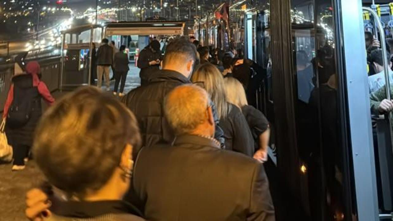 Metrobüsteki arıza nedeniyle yolcular tahliye edildi
