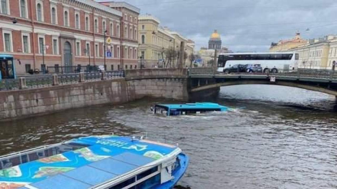 Rusya’da yolcu otobüsü nehre uçtu! Ölüler var…