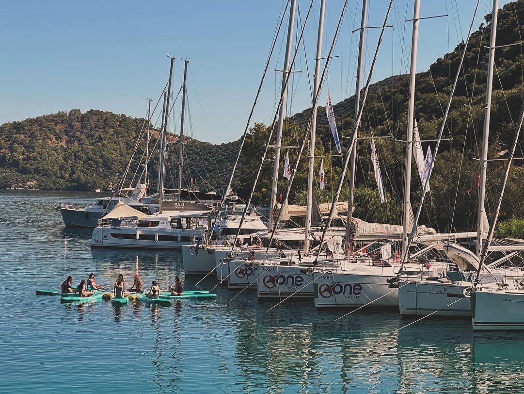 Sailors in Yellow Shorts: Göcek’te Yelkenli Tekne ile VIP Parti Deneyimi
