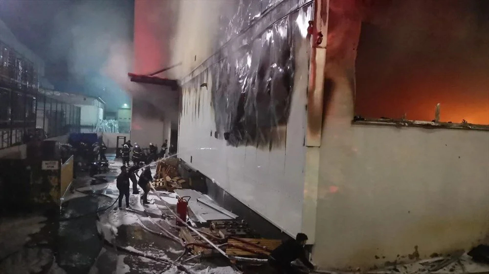 Gebze de İş Yerinde Korkutan Yangın